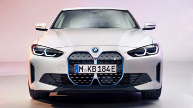 La BMW i4 si posiziona sul mercato con un prezzo più basso per contrastare la Tesla Model 3