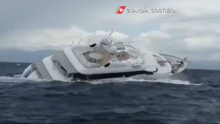 questo yacht super lusso di 40 metri sta per fare una brutta fine, il suo destino è segnato