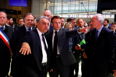 Il Mondial francese. Il presidente Macron al Salone di Parigi che ha acceso i riflettori. Show degli espositori di casa, Stellantis e Renault