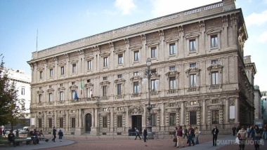 Milano Area B – Poliziotti in presidio davanti al Comune