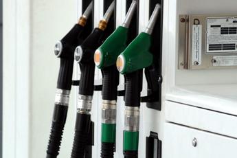 carburanti, prosegue discesa prezzi di benzina e diesel