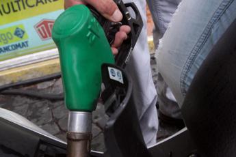 prezzi carburanti oggi, nuovi ribassi per benzina e diesel