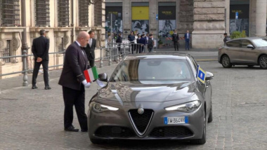 Giorgia Meloni sceglie l'Alfa Romeo Giulia per arrivare a Palazzo Chigi
