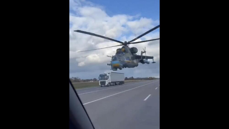 elicottero ucraino sfiora un camion: ma quanto è grande? 