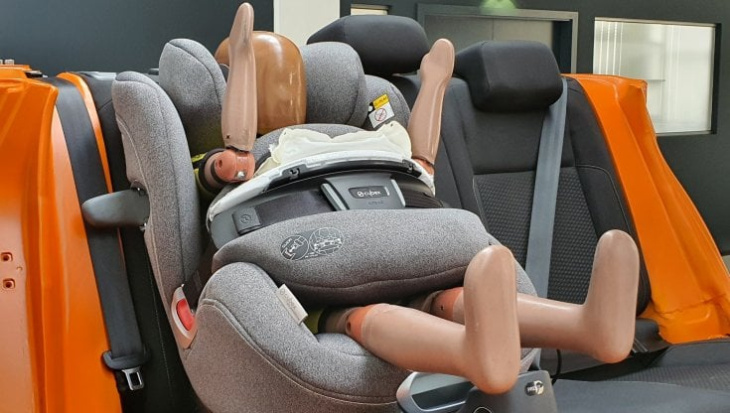 sicurezza, arriva il primo seggiolino al mondo con airbag incorporato