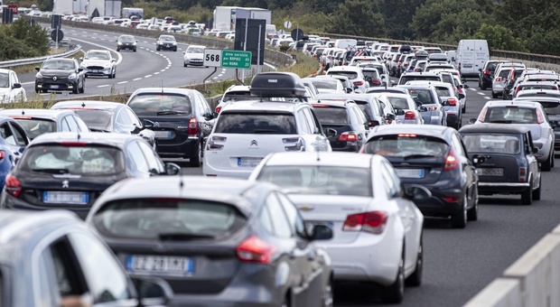 mobilità, cresce uso mezzo privato, in italia record 40 mln auto di parco circolante nel 2021