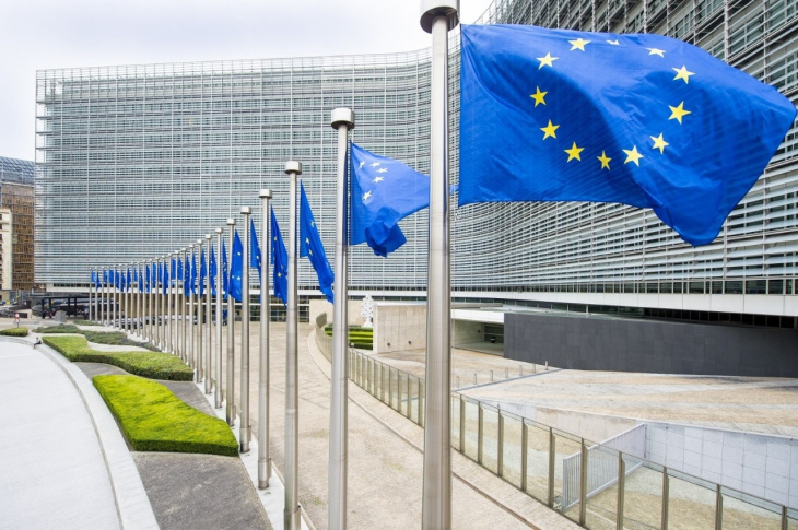 unione europea – raggiunto l’accordo: stop alle endotermiche nel 2035, ma gli e-fuel avranno un futuro