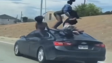 Twerking sul tetto di una Chevrolet Malibu, le conseguenze sono rischiose