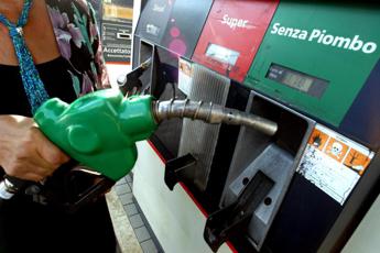 prezzo benzina e diesel in calo oggi in italia