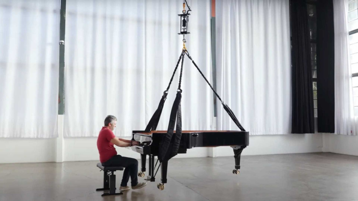 il robot tesla alza un pianoforte a coda con una gamba: il video