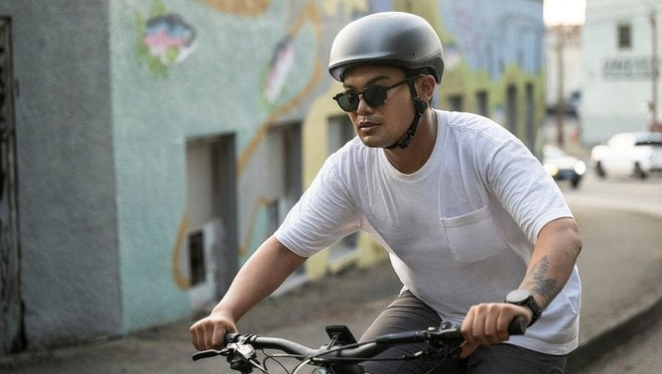tone, il casco da bici con il sensore che rileva gli impatti