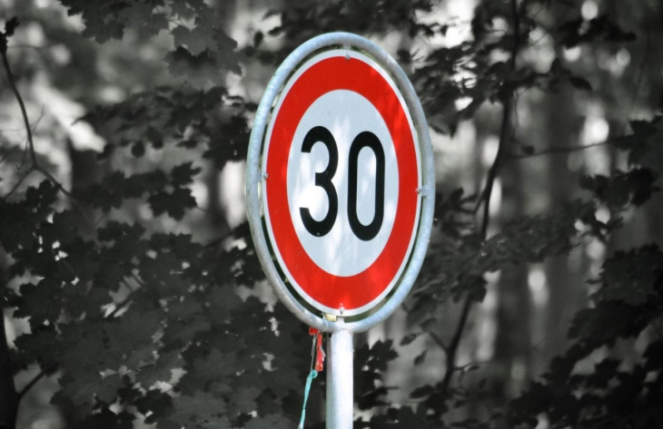 bologna – il comune vara il limite di 30 km/h in tutta la città