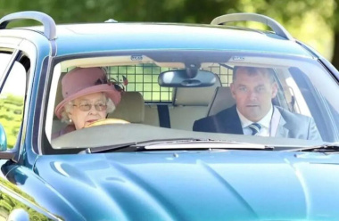 La Jaguar X-Type della Regina Elisabetta II è all'asta: la peggiore di tutte
