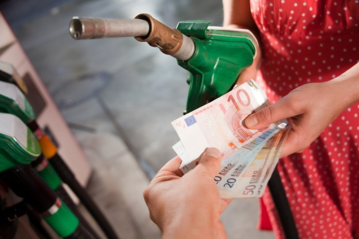 caro carburanti – il governo prorogherà il taglio delle accise fino al 31 dicembre
