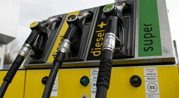 benzina: prezzi in salita, al self oltre 1,7 euro al litro. leggeri assestamenti per il diesel a 1,865 euro