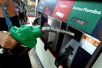 carburanti, in salita oggi prezzi di benzina e diesel