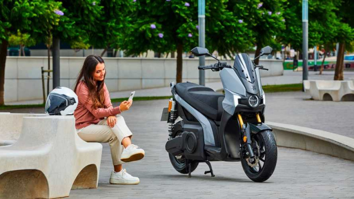 seat mó 125 performance: com'è la versione potenziata dell'escooter
