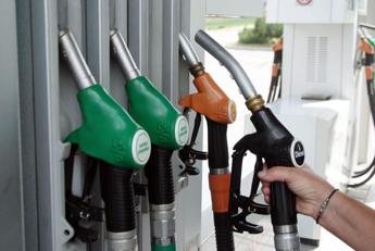 benzina, oggi ancora giù i prezzi del diesel