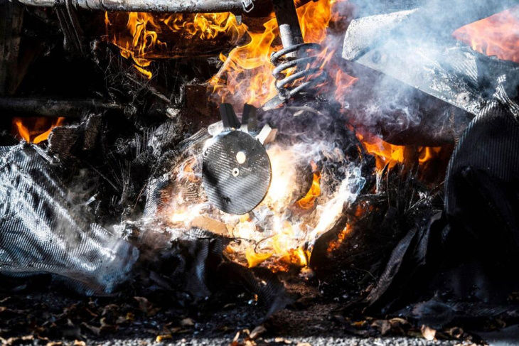 wrc, paura al rally del giappone per dani sordo: la sua hyundai distrutta dalle fiamme