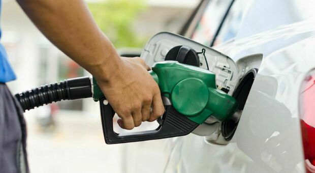 carburanti in leggera discesa: diesel a 1,867, benzina a 1,722 euro/litro. gasolio servito a 2,010 euro