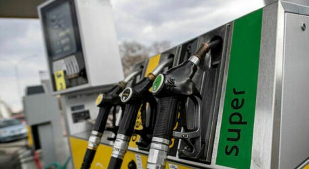 benzina e diesel, lo sconto sarà dimezzato: da 30,5 a 18 centesimi a litro. ecco da quando