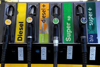 carburanti, prezzi benzina e diesel ancora giù oggi in italia