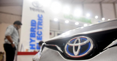 Toyota punta su una nuova strategia per l’elettrico. Novità solo a febbraio
