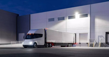 Tesla Semi è realtà: ecco il camion elettrico da 800 km di autonomia