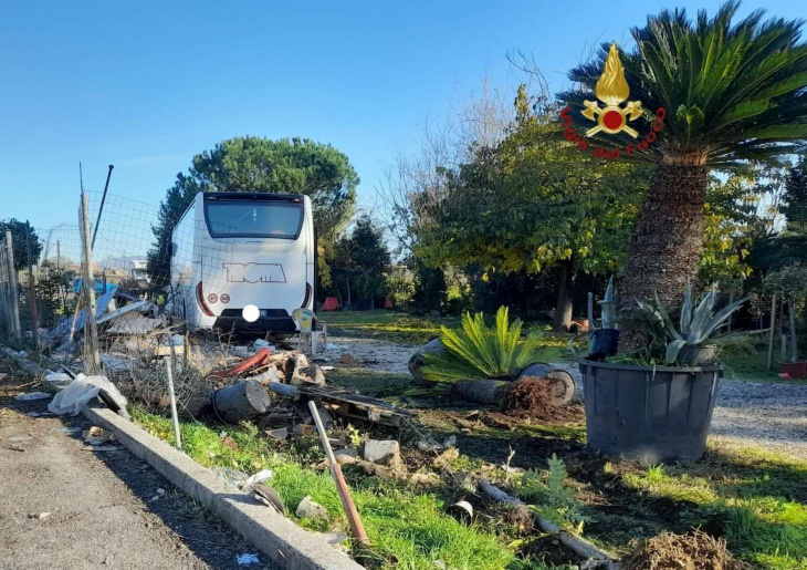 roma, autista ha malore e autobus con 41 bimbi va fuoristrada: tre feriti