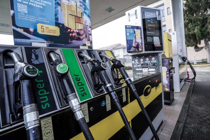 benzina e gasolio, prezzo in aumento la prima settimana di dicembre