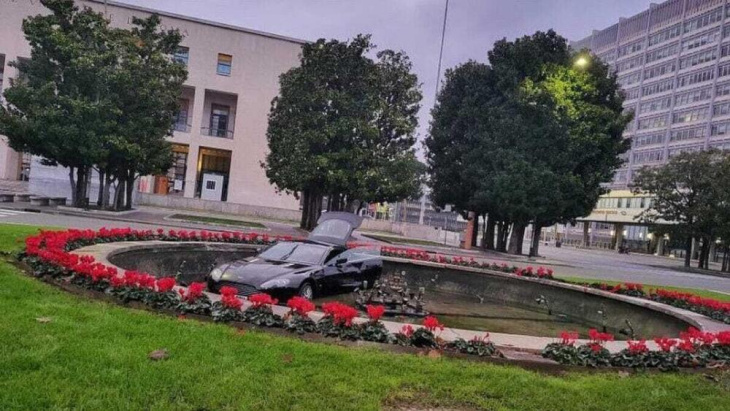 roma, auto nella fontana all'eur: arriva anche la supercar 