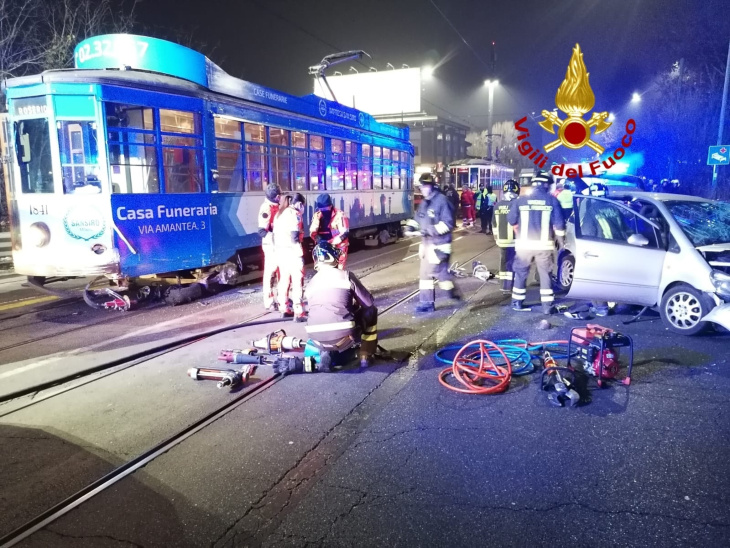 scontro auto-tram a milano, due persone incastrate sulle rotaie