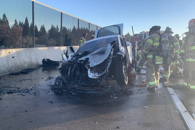 Tesla Model S prende fuoco, paura in autostrada
