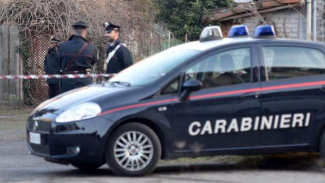 roma, colpo fucile da finestra: colpita auto in transito