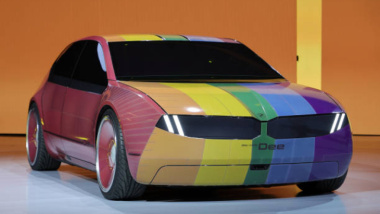 Bmw i Vision Dee, l'auto totalmente digitale che cambia 32 colori