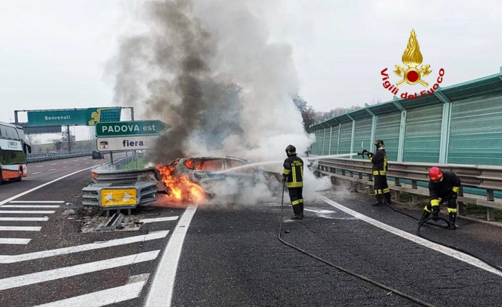 incidenti stradali: auto in fiamme dopo scontro a padova est