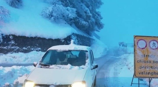 segue il gps, ma si ritrova bloccata con l'auto in mezzo alla neve: soccorsa una donna