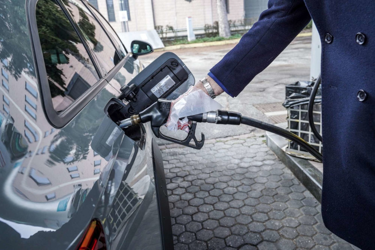 carburanti, prezzi in forte rialzo: gasolio verso 2,5 euro in autostrada