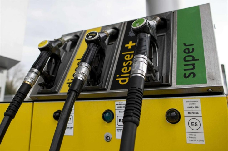schizzano i prezzi di benzina e diesel: in autostrade si registrano nuovi record