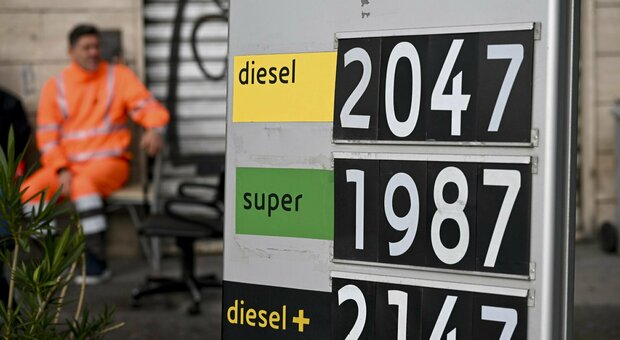 benzina e diesel, l'ira degli automobilisti per i prezzi: il governo manda la gdf. codacons: «boicottare i distributori più cari»