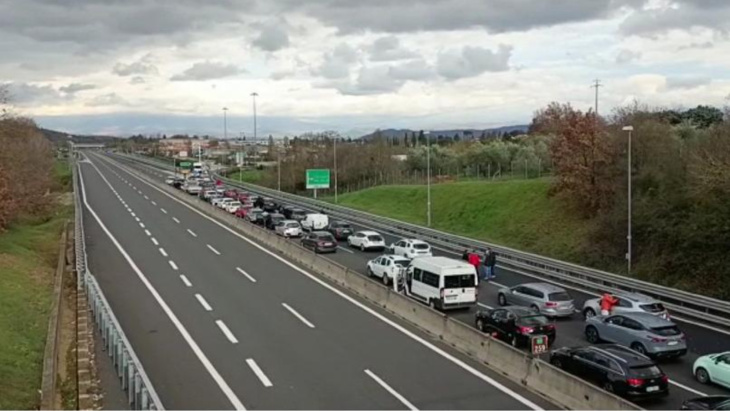 scontri tra tifosi del napoli e della roma, bloccata l'autostrada a1 in provincia di arezzo