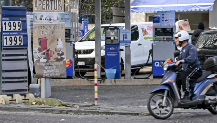 benzina, ancora aumenti alla pompa. la verde a 1,96 euro e il diesel sopra 2 euro