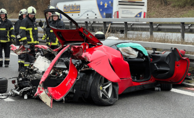 Ferrari SF90 Stradale va a sbattere contro il guardrail a 300 km/h in Germania
