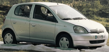 Come resiste un’auto ai proiettili: l’esperimento sparando su una Toyota Yaris [VIDEO]
