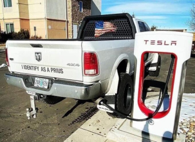 Il pick-up Ram 1500, che si sente una Prius, “collegato” a una stazione di ricarica Tesla