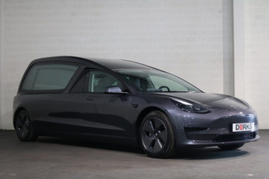 Tesla Model 3 diventa un carro funebre 100% elettrico grazie a una conversione [FOTO]