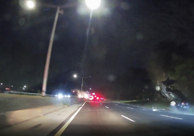 La folle corsa di una BMW in autostrada: taglia la strada a un SUV facendolo volare in aria [VIDEO]