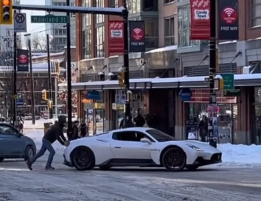 Maserati MC20 con gomme estive sulla neve viene spinta dai passanti per ripartire [VIDEO]