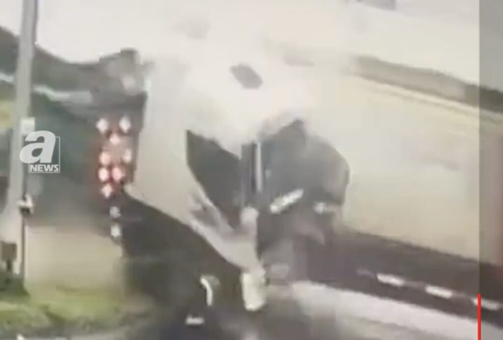 belgio, treno finisce contro un camion fermo in panne sui binari 