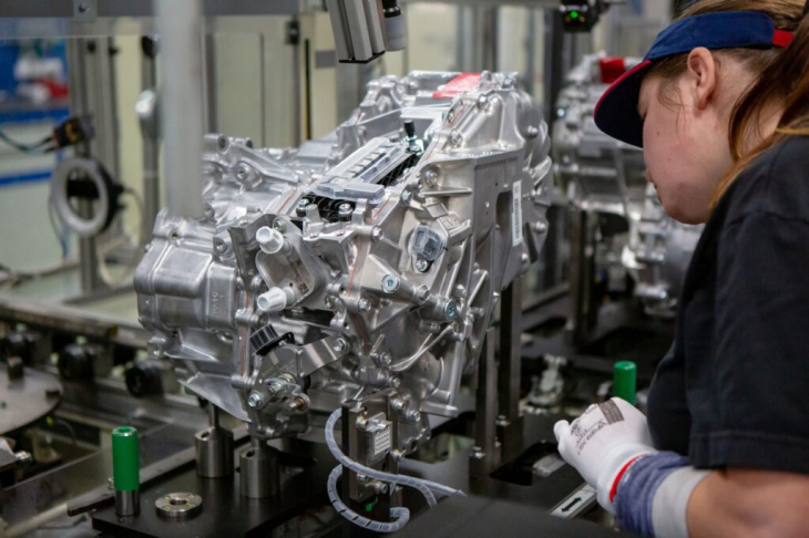 toyota avvia la produzione del propulsore ibrido di quinta generazione